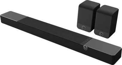 Klipsch Flexus Core 300 Soundbar mit zwei rechteckigen, schwarzen Surr 100 Lautsprechern in Dreiviertelansicht
