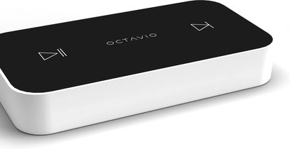 Lecteur audio réseau Octavio Stream blanc et noir, vue de dessus en perspective, faces supérieure et avant visibles