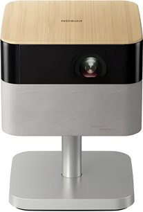 Vidéoprojecteur compact blanc et noir sur pied, dessus effet bois clair et lentille frontale centrale