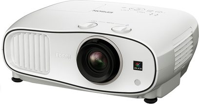 Epson EH-TW6600W hvid videoprojektor, set forfra, decentraliseret linse, knapper på toppen, sidegittere til ventilation