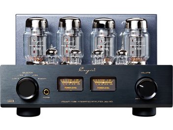 Cayin Jazz 80 KT88 juodas integruotas stereo lempinis stiprintuvas, šlifuoto metalo korpusas, vaizdas iš priekio, priekinėje panelėje du dideli juodi ratukai, du oranžiniai apšviesti VU matuokliai ir aštuonios matomos lempos