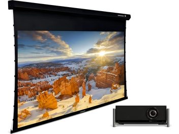 Große schwarze motorisierte Projektionsleinwand mit schwarzem Videoprojektor in Frontal- und Dreiviertelansicht