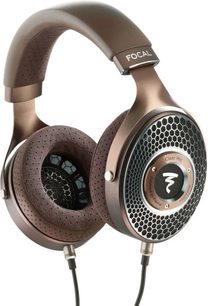 Åben hi-fi hovedtelefon Focal Clear MG i brun metal med perforerede ørepuder og sort gitter, set fra højre profil