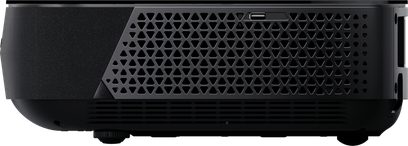 Hisense PL1 projektor, set fra siden, sort ventilationsgitter med trekantmønster, synlig tænd/sluk-knap