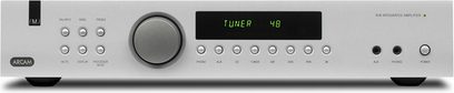 Arcam FMJ-A18 sølvfarvet lydforstærker, set forfra, med knapper, drejeknap, digitalt display og frontpanelstik