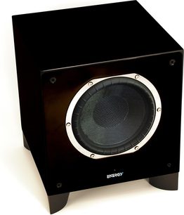 Energy ESW-V8 sort baskabin, set forfra, med cirkulær sølvfarvet højttaler i midten, blank front, kubisk form