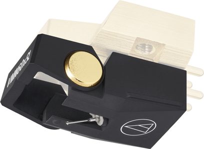 Diamant Audio Technica AT-VMN60xSL til pladespiller i mat sort plast og guldfarvet metal med diamantnål, hvidt logo og cremefarvede stik bagpå, set fra trekvart forfra