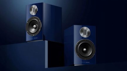 Coppia di diffusori da scaffale blu lucidi con tweeter argentato e grande altoparlante nero vista di tre quarti