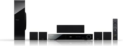 Pioneer BCS-303 hjemmebiograf-system bestående af en Blu-ray-afspiller, 5 kompakte højttalere, en subwoofer og en fjernbetjening, på hvid baggrund