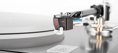Goldnote Vasari Red Plattenspieler-Zelle, Nahaufnahme der linken Seitenansicht, Tonarm mit roter und blauer Verkabelung