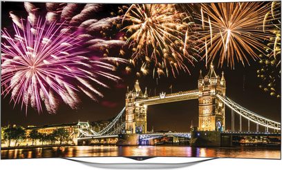 LG 55EC930V-fladskærm, der viser et farverigt fyrværkeri over en oplyst bro om natten i London