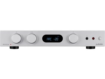 Sidabrinis stereo integruotas hi-fi stiprintuvas Audiolab 6000A MKII, minimalistinis priekis su trimis dideliais mygtukais ir centriniu mėlynu skaitmeniniu ekranu