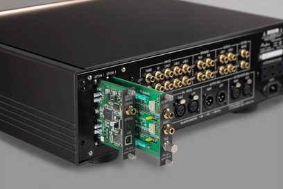 Preamplificador estéreo Accuphase C-2300, vista trasera, conectores dorados, tarjetas electrónicas verdes insertadas, carcasa negra