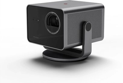 Grå, rektangulær Leica Cine Play 1 projektor med frontlinse og perforeret side, monteret på et stilfuldt rundt stativ