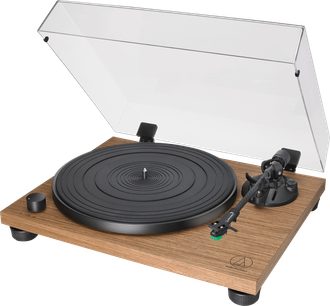 Audio Technica AT-LPW40WN pladespiller i træfinish, sort pladetallerken og gennemsigtigt støvlåg åbnet trekvart