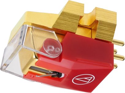 Rød og gylden Audio Technica VM740ML vinylpickup-celle med diamantspids, gylden drejearm på gennemsigtig base
