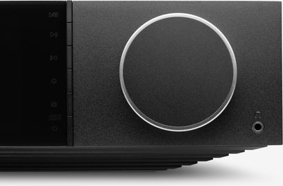 Amplificatore hi-fi integrato stereo Cambridge Audio EVO 150SE nero in alluminio, primo piano della parte anteriore destra con grande manopola del volume argentata e jack cuffie da 3,5 mm