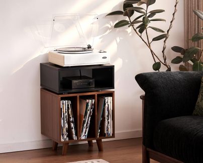 Holz-Vinylmöbel mit weißem Plattenspieler und schwarzem Verstärker in modernem Wohnzimmer