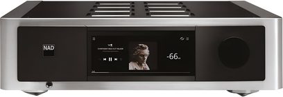 Widok z przodu zintegrowanego stereofonicznego wzmacniacza hi-fi NAD M33v2 w srebrnym aluminium szczotkowanym, czarny front z centralnym ekranem dotykowym wyświetlającym odtwarzanie i dużym okrągłym pokrętłem głośności po prawej stronie