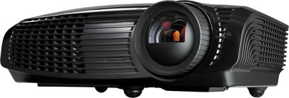 Optoma EW533ST sort videoprojektor, set lidt fra siden forfra, decentreret linse, ventilationsgitter