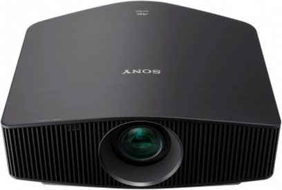 Sony VPL-VW790ES sort videoprojektor, set forfra, med rund linse i midten og ventilationsgitre på siderne