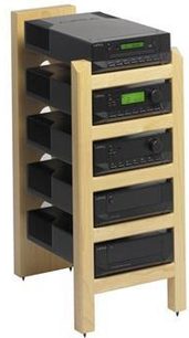 Lys træ Cyrus Tri-Arbour hi-fi møbel med 4 sorte hylder til audio-komponenter, set forfra i perspektiv