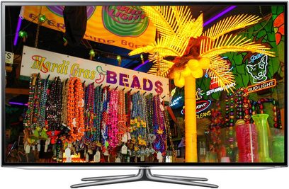 Samsung UE40ES6530-fjernsyn, der viser farverige og lysende halskæder i et udstillingsvindue med teksten "Mardi Gras Beads"