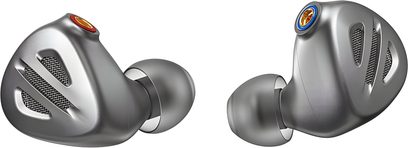 FiiO FH9 in-ear høretelefoner i metallisk grå titanium med børstet titaniumfinish, set fra trekvart vinkel, med skrå ventilationsgitre, grå silikonepropper og 2-bens stik markeret med rød og blå ring
