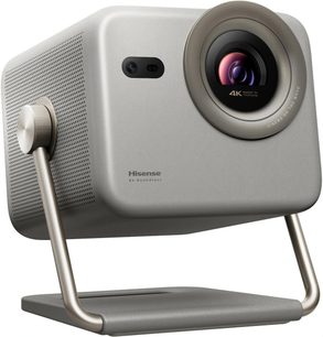 Βιντεοπροβολέας Hisense M2 PRO σε μεταλλικό γκρι αλουμίνιο, τρισδιάστατη μπροστινή όψη με μεγάλο φακό με σκούρο δακτύλιο 4K, πλαϊνή μικροδιάτρητη γρίλια εξαερισμού και κεκλιμένη σωληνωτή βάση στην ίδια απόχρωση