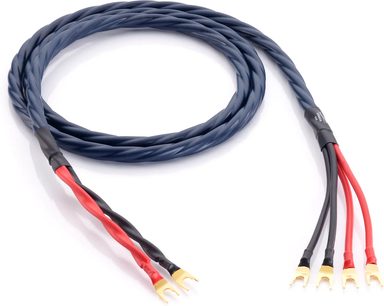 Pohled shora na kabel reproduktoru Inakustik Speaker 425 (2 x 3 m), stočený, s plastovým pláštěm v barvě tmavě modré noci, rozvětvené konce s červeným a černým opletením a pozlacenými kovovými vidlicovými konektory