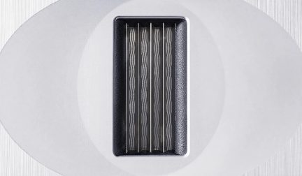 Tweeter à façade ovale argentée et grille rectangulaire noire à fines lamelles verticales, vue de face