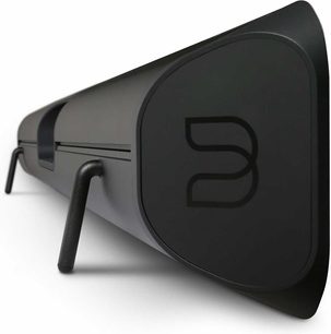 Přenosný černý Bluetooth reproduktor, pohled z levého profilu, zakřivený tvar, černá mřížka na přední straně, bílé logo „D“
