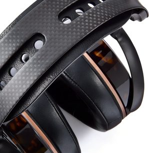 Hi-fi austiņas Audeze LCD-5s, melns perforēts oglekļa galvas stīpas loks, lielas melna ādas ausu uzlikas un bruņurupuča bruņu raksta korpusi ar vara apmali