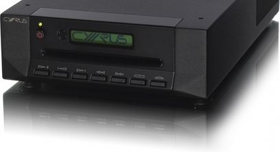 Cyrus CD6 SE sort CD-afspiller, front med grøn display og knapper, mat metalchassis, billede taget med sidelys