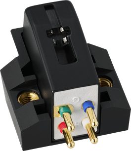 Trekvart forfra-visning af en Audio Technica AT-VM670xSP hi-fi phono-pickup i sort plast, hvid front, fire guldbelagte metalstifter med røde, grønne og blå markeringer, integrerede guldbelagte gevind