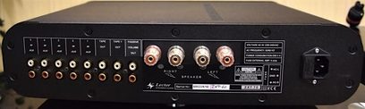 Amplificatore hi-fi a valvole Lector Audio ZXT-70 nero, vista frontale, con pulsanti, prese e 4 valvole visibili sulla parte superiore