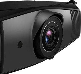 Benq W5700 sort videoprojektor, nærbillede forfra af linsen med blålige refleksioner