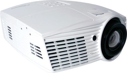 Optoma HD50 hvid videoprojektor, set lidt fra siden forfra, sort ventilationsgitter foran, linse forskudt mod højre side