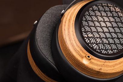 Åbent hi-fi hovedsæt fra Sendy Audio Aiva zebrano, set fra højre profil, ørepuder i zebratræ, sort gitter med hexagonmønster