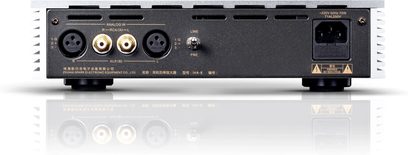 Preamplificatore per cuffie hi-fi Cayin IHA-8 argento in alluminio, vista posteriore che mostra il telaio bicolore nero e argento con alette di dissipazione laterali, due prese XLR, due connettori RCA dorati, un interruttore LINE/PRE e una presa di alimentazione IEC