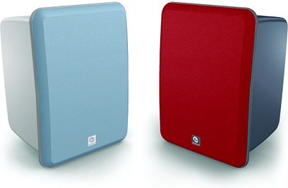 To kompakte Boston Acoustics HS40 højttalere, en blå og en rød, set forfra i perspektiv, på hvid baggrund