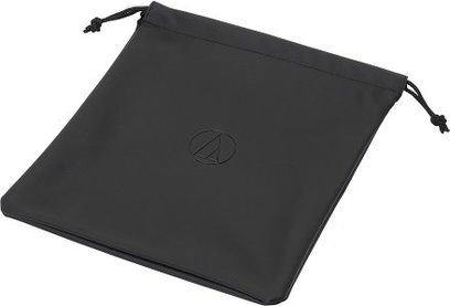 Schwarze Schutzhülle für Laptop, mit rundem Logo in der Mitte, Aufsicht, mit zwei Kordeln verschlossen