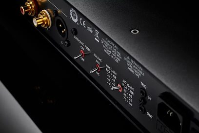 Čierny stereofónny predzosilňovač Primare R35, detailný pohľad na zadnú stranu, audio konektory a prepínače