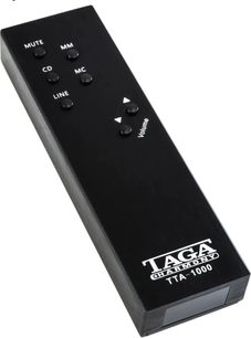 Sort Taga Harmony TTA-1000 fjernbetjening med knapper til lydstyrke, indgangsvælger og dvaletilstand, set forfra