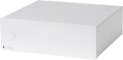 Hi-fi ojačevalnik Pro-Ject Amp Box DS2 črn, pogled od spredaj pod kotom, pravokotno ohišje z diskretnim gumbom
