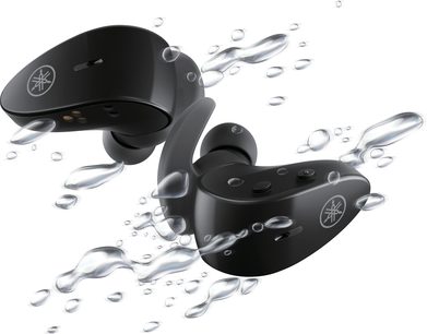 Sorte trådløse Yamaha in-ear hovedtelefoner, set forfra og fra siden, med vandsprøjt omkring