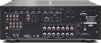 Cambridge Audio CXR120 sort hjemmebiografsforstærker, set forfra, med mange stik og knapper på forsiden