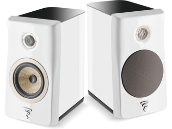 Due casse acustiche a libreria Focal Kanta N°1 bianche laccate, tweeter con griglia metallica, un woofer sotto griglia in tessuto, vista a 3/4