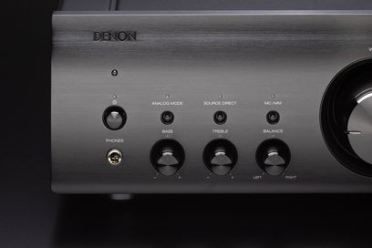Hi-fi stereo zesilovač Denon PMA-1700NE černý. Detailní pohled na přední panel s tlačítky, ovládacími kolečky a konektory pro sluchátka a mikrofon