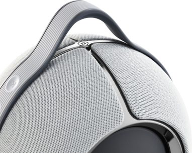 Зображення колонки Devialet Mania світло-сірого кольору, крупний план світло-сірої тканинної ручки з логотипом Devialet